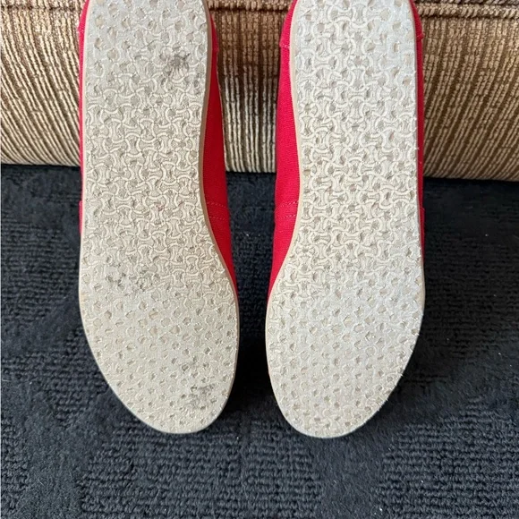 TOMS Men’s Red Canvas Slip-On Shoes - Picture 3 of 7